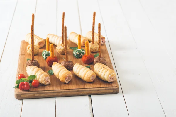 Pallina di formaggio sul tavolo di legno . — Foto Stock