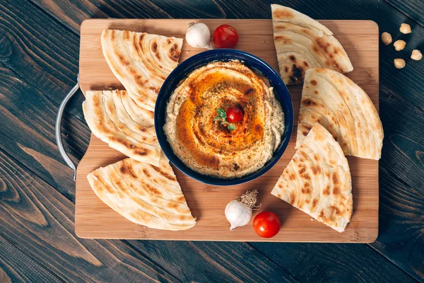 Hummus caseiro com pão de pita — Fotografia de Stock