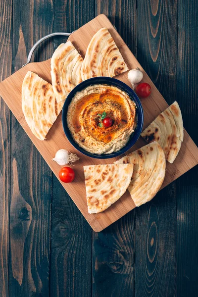 Hummus fait maison avec pain pita — Photo