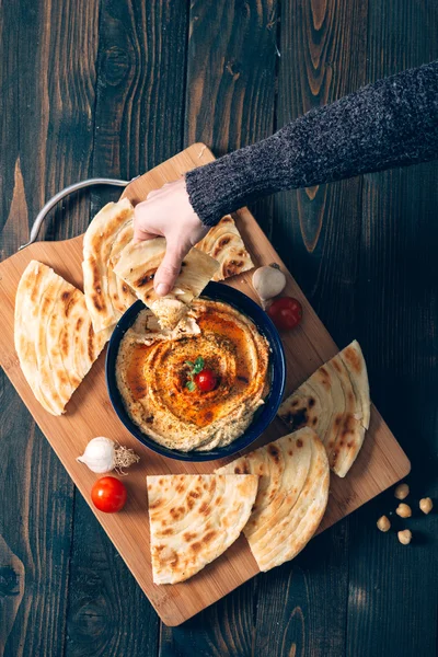 Hummus casero con pan de pita —  Fotos de Stock
