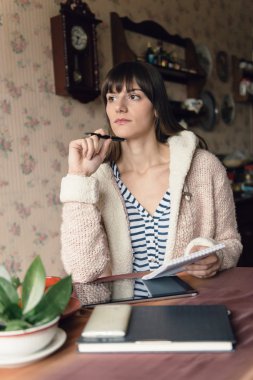 İş kadını evinde çalışma.