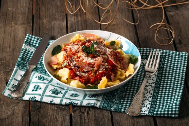 Domates soslu Tortellini.