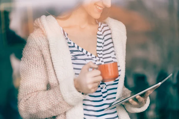 Geschäftsfrau, die neben dem Fenster steht und Tablet benutzt. Doppelbelastung. — Stockfoto