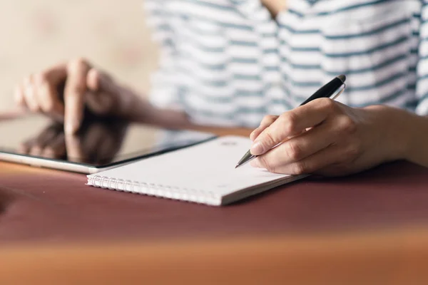 Mulher escrevendo em um caderno — Fotografia de Stock