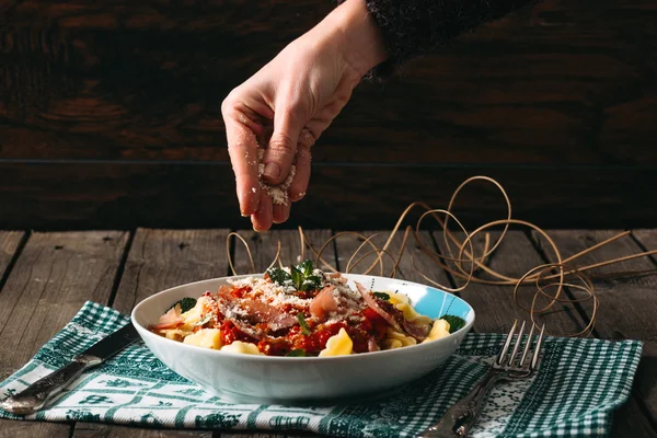 Tortellini com molho de tomate — Fotografia de Stock