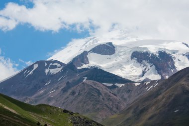Dağ vadilerin ve tepelerin görünümünü