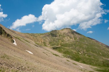 Dağ vadilerin ve tepelerin görünümünü