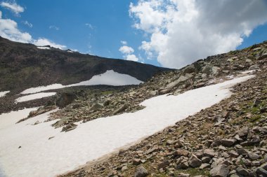 Dağ vadilerin ve tepelerin görünümünü