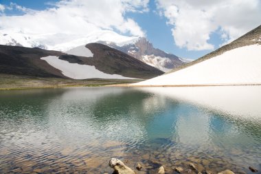 Dağ vadilerin ve tepelerin görünümünü
