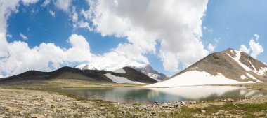 Dağ vadilerin ve tepelerin görünümünü