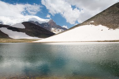 Dağ vadilerin ve tepelerin görünümünü