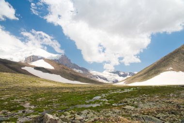 Dağ vadilerin ve tepelerin görünümünü