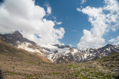 Dağ vadilerin ve tepelerin görünümünü