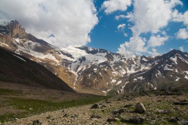 Dağ vadilerin ve tepelerin görünümünü