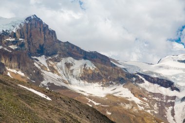 Dağ vadilerin ve tepelerin görünümünü