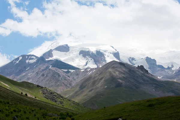 Vista de los valles y picos de las montañas — Foto de Stock