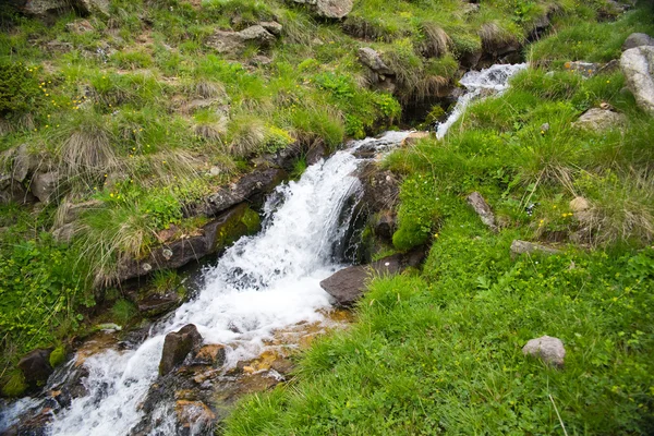 Dağ vadilerin ve tepelerin görünümünü — Stok fotoğraf