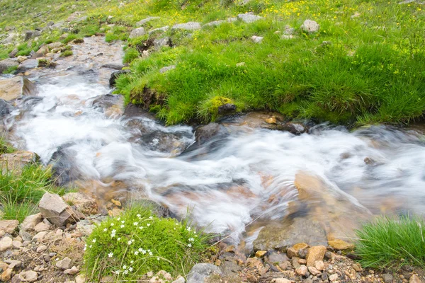 Dağ vadilerin ve tepelerin görünümünü — Stok fotoğraf