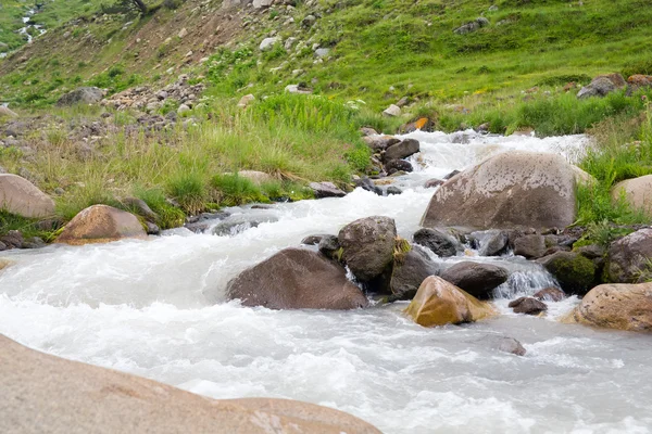 Dağ vadilerin ve tepelerin görünümünü — Stok fotoğraf