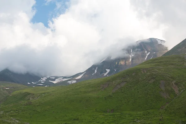 Вид на гірські долини і вершини — стокове фото