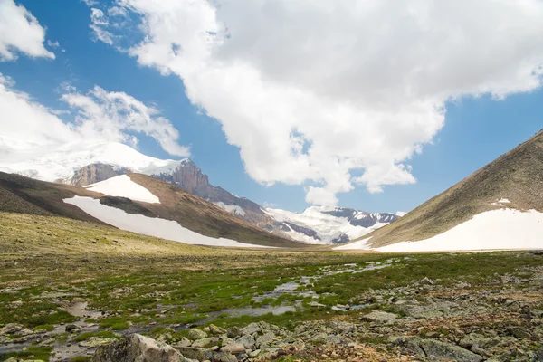 Dağ vadilerin ve tepelerin görünümünü