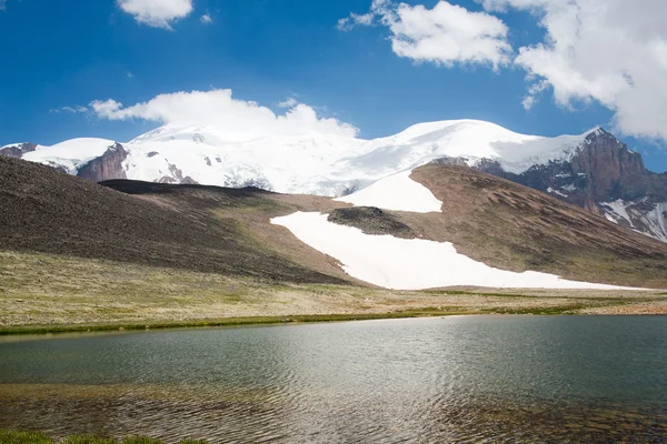 Vista de los valles y picos de las montañas — Foto de Stock