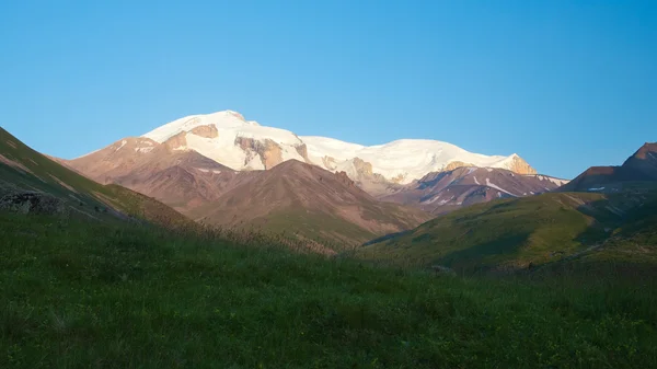 Vista de los valles y picos de las montañas — Foto de Stock