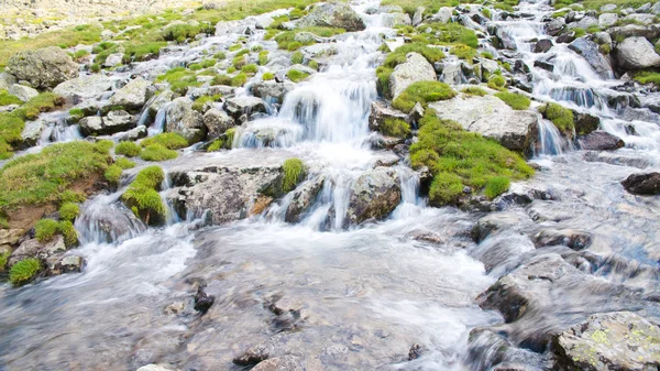 Dağ vadilerin ve tepelerin görünümünü — Stok fotoğraf