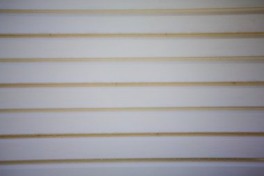 Parlak parlak gümüş metal bir yüzeye