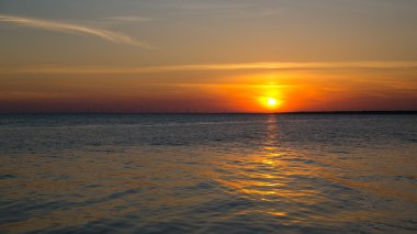günbatımı, gökyüzü denizde