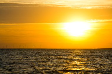 günbatımı, gökyüzü denizde