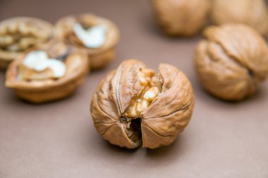 Diğer bulanık ceviz arka planda kırık ceviz