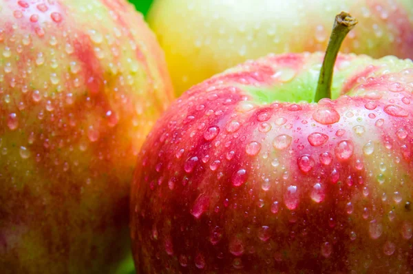 Wassertropfen auf einem Apfel Nahaufnahme auf einem Hintergrund von anderen appl — Stockfoto