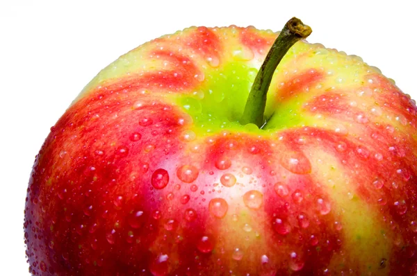 Капли воды на яблоко крупным планом на белом фоне — стоковое фото