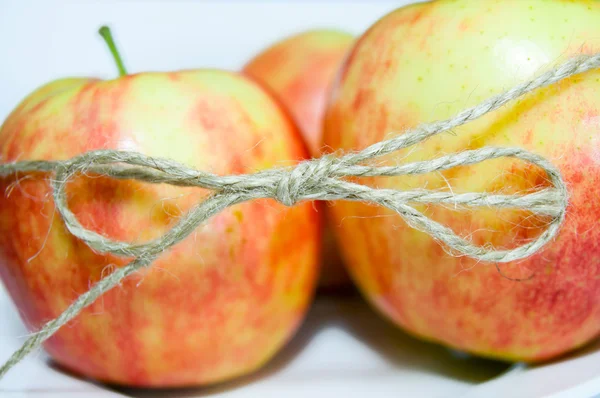 Bindung von drei Äpfeln in Nahaufnahme — Stockfoto