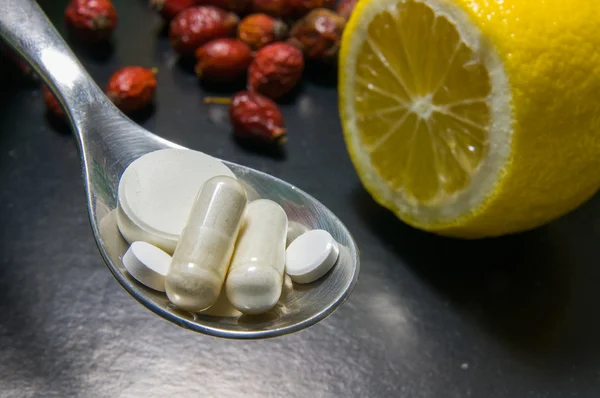 Bir kaşık limon kalça ile karşı hap