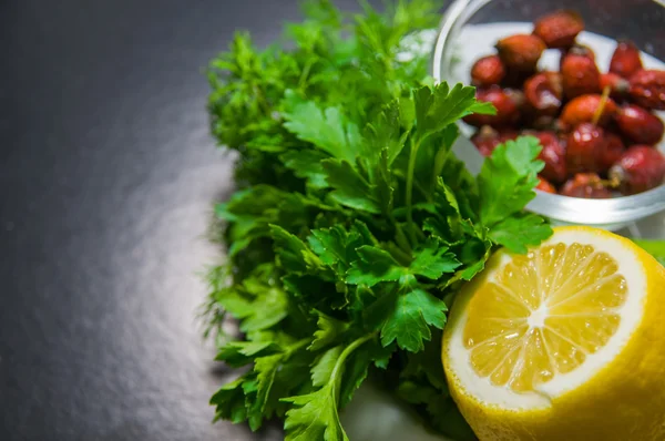 Limon, yeşil ve siyah kalçalarına limon tarih seçici odak ile