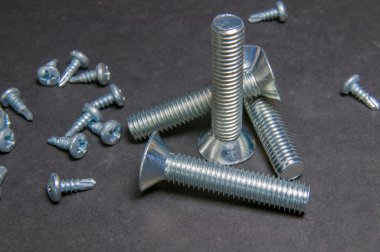 Cıvata ve vidalar Grey. Üçgen cıvata ile tam dik cıvata