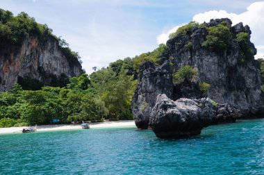 Ağaçların küçük, tenha plajda iki tekne Adası kaplı. Koh Hong Island'Phang Nga Körfezi Krabi ve Phuket yakınında. Tayland.