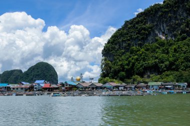 Müslüman köy yüzer. Koh Panyee Adası'nda Phang Nga Körfezi Krabi ve Phuket yakınında. Tayland.