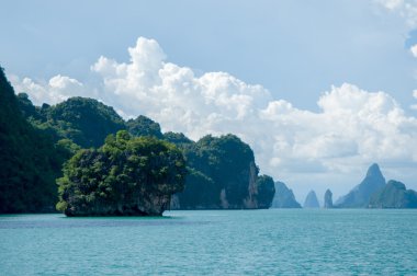 Cliffs Körfez boyunca. ' Phang Nga Körfezi Krabi ve Phuket yakınındaki Adaları. Tayland.