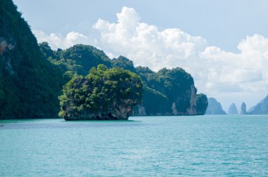 Cliffs Körfez boyunca. ' Phang Nga Körfezi Krabi ve Phuket yakınındaki Adaları. Tayland.