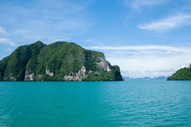 Cliffs Körfez boyunca. ' Phang Nga Körfezi Krabi ve Phuket yakınındaki Adaları. Tayland.
