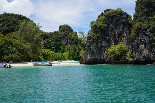 Due barche sulla piccola spiaggia appartata dell'isola coperta di alberi. Koh Hong Island a Phang Nga Bay vicino Krabi e Phuket. Tailandia . — Foto Stock