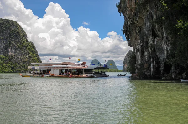 Le barche turistiche sulla baia vicino alle isole carsiche. Isole a Phang Nga Bay vicino Krabi e Phuket. Tailandia . — Foto Stock