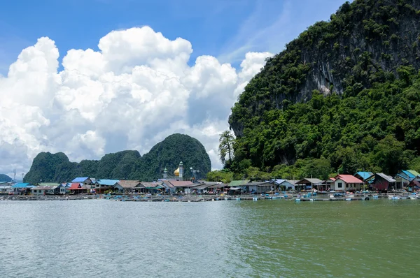 Villaggio musulmano galleggiante. Isola di Koh Panyee a Phang Nga Bay vicino a Krabi e Phuket. Tailandia . — Foto Stock