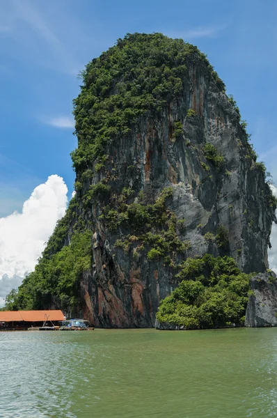 Roccia vicino Floating Muslim Village. Isola di Koh Panyee a Phang Nga Bay vicino a Krabi e Phuket. Tailandia . — Foto Stock