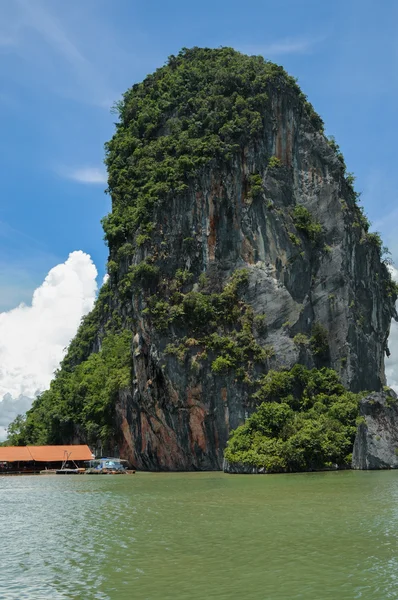 Rock yüzen Müslüman köyü yakınlarında. Koh Panyee Adası'nda Phang Nga Körfezi Krabi ve Phuket yakınında. Tayland.