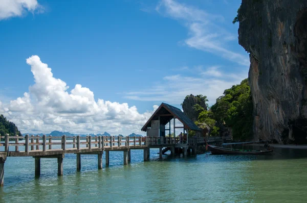Dermaga Pulau Khao Phing Kan dekat Pulau Tapu (lebih dikenal sebagai Pulau James Bond). Pulau Tapu di Teluk Phang Nga dekat Krabi dan Phuket. Thailand . — Stok Foto