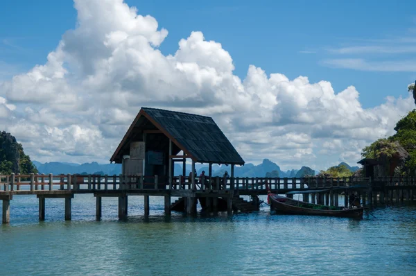 Khao Phing Kan Island Pier vicino all'isola di Tapu (popolarmente chiamata James Bond Island). Isola di Tapu a Phang Nga Bay vicino Krabi e Phuket. Tailandia . — Foto Stock